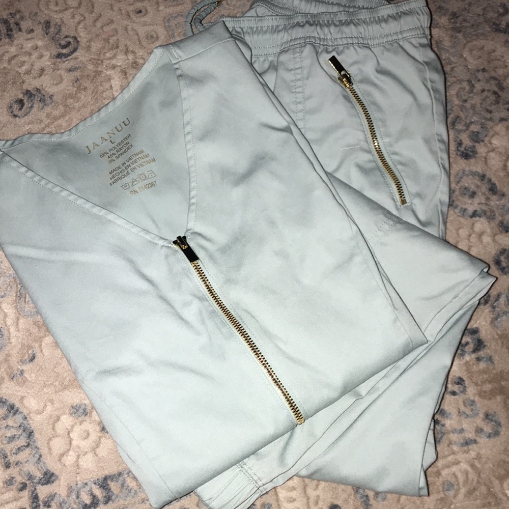 Jaanuu Scrub Set